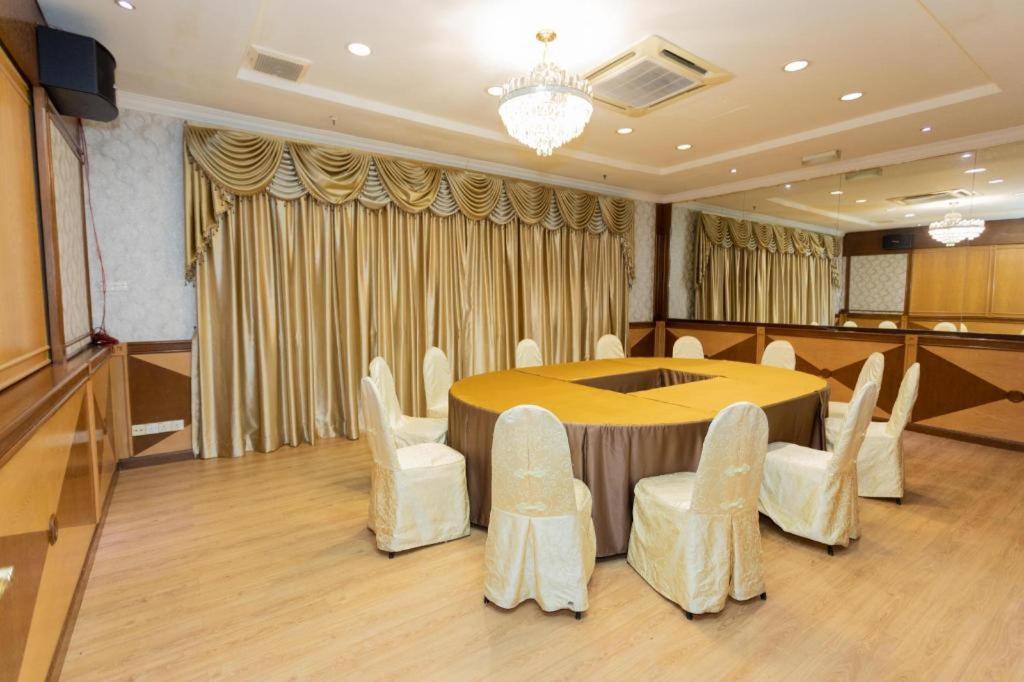 Pelican Hotel Batu Pahat Exterior foto