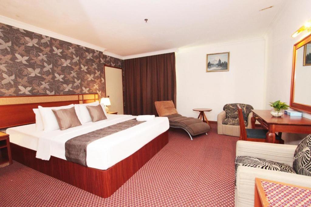 Pelican Hotel Batu Pahat Exterior foto